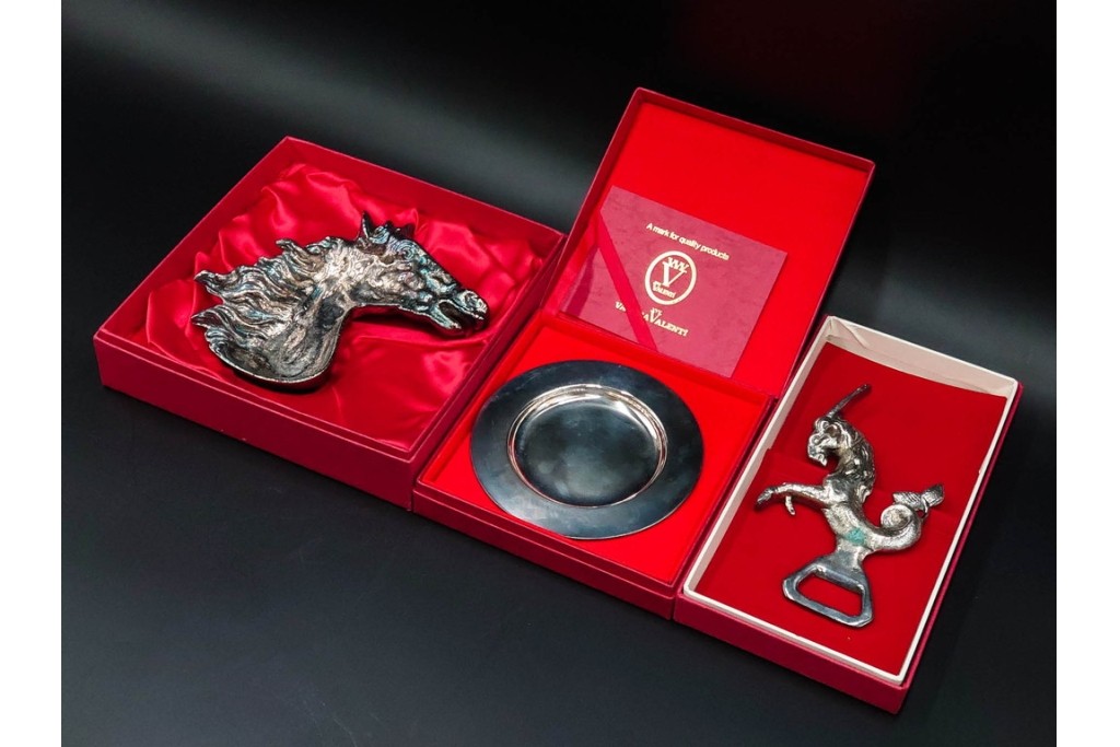 スペイン　VARO,S.A. VALENTI(バロッサバレンティ)　馬とユニコーンをかたどった金属製のトレイ・プレート・栓抜き3点セット　外箱付き　(R-085316)