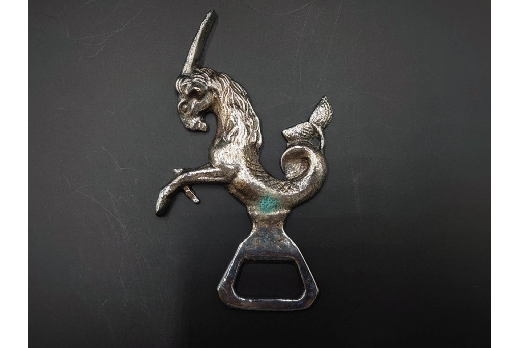 スペイン　VARO,S.A. VALENTI(バロッサバレンティ)　馬とユニコーンをかたどった金属製のトレイ・プレート・栓抜き3点セット　外箱付き　(R-085316)