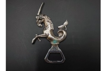 スペイン　VARO,S.A. VALENTI(バロッサバレンティ)　馬とユニコーンをかたどった金属製のトレイ・プレート・栓抜き3点セット　外箱付き　(R-085316)