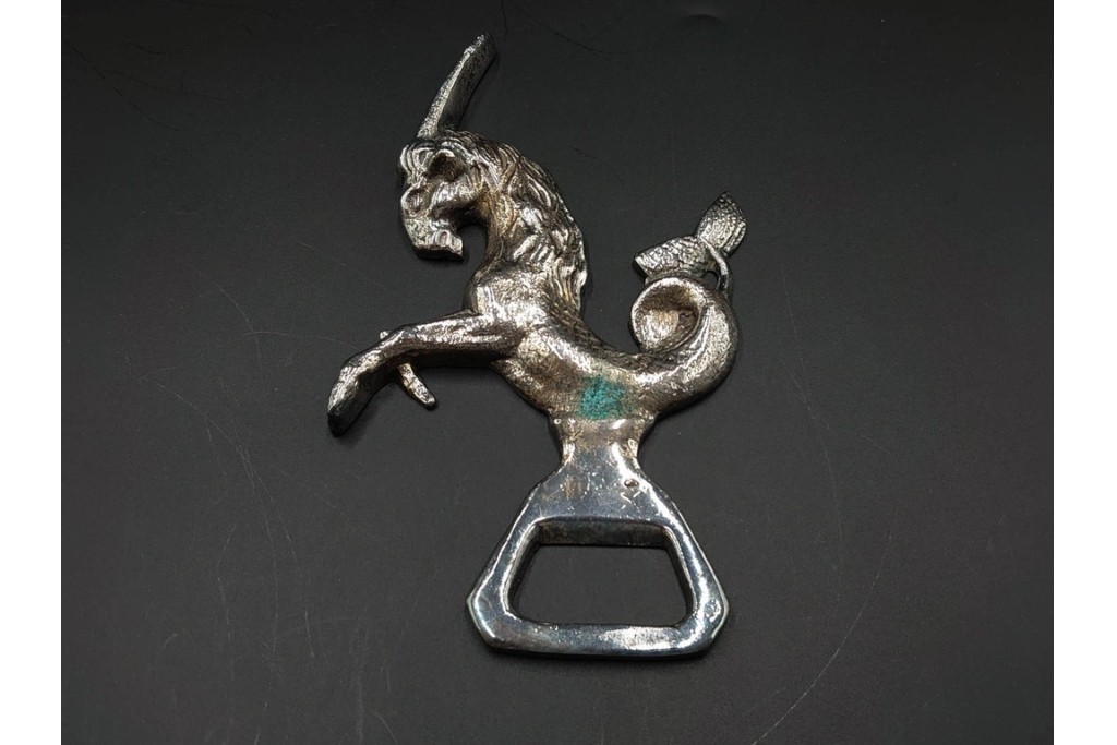 スペイン　VARO,S.A. VALENTI(バロッサバレンティ)　馬とユニコーンをかたどった金属製のトレイ・プレート・栓抜き3点セット　外箱付き　(R-085316)