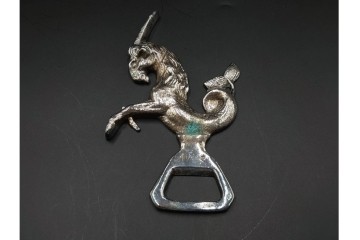 スペイン　VARO,S.A. VALENTI(バロッサバレンティ)　馬とユニコーンをかたどった金属製のトレイ・プレート・栓抜き3点セット　外箱付き　(R-085316)