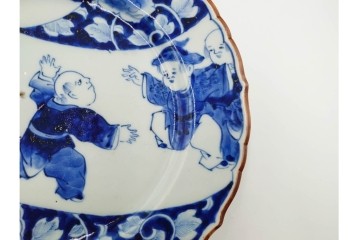 古伊万里　染付唐子絵皿(8.2寸)　染付十角皿(6.6寸)　金彩染錦皿(3.9寸)　サイズ違いの皿3枚セット　(R-085319)