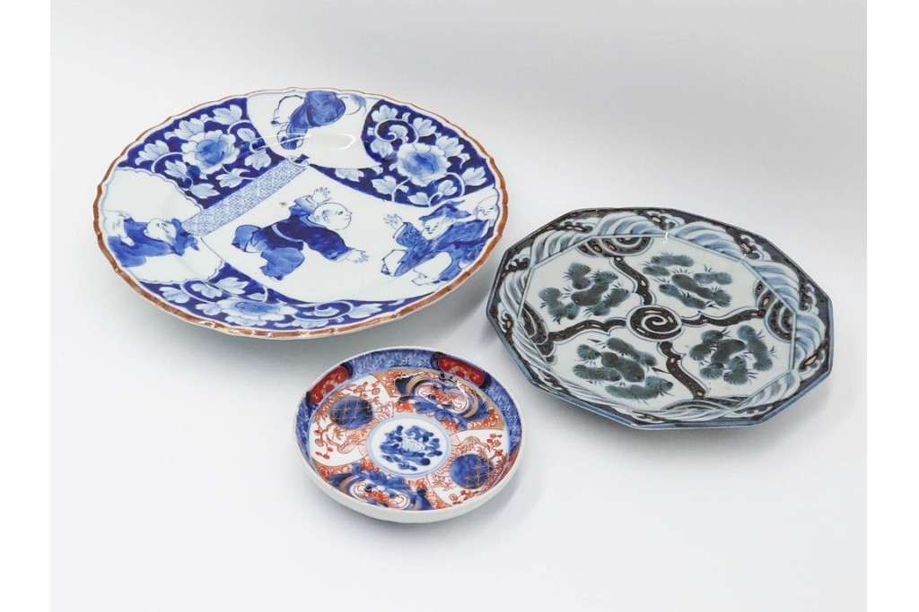 古伊万里　染付唐子絵皿(8.2寸)　染付十角皿(6.6寸)　金彩染錦皿(3.9寸)　サイズ違いの皿3枚セット　(R-085319)