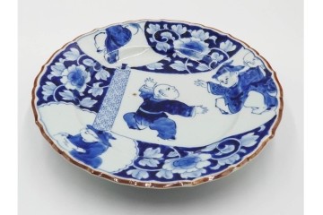 古伊万里　染付唐子絵皿(8.2寸)　染付十角皿(6.6寸)　金彩染錦皿(3.9寸)　サイズ違いの皿3枚セット　(R-085319)