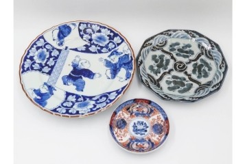 古伊万里　染付唐子絵皿(8.2寸)　染付十角皿(6.6寸)　金彩染錦皿(3.9寸)　サイズ違いの皿3枚セット　(R-085319)