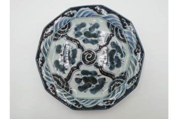 古伊万里　染付唐子絵皿(8.2寸)　染付十角皿(6.6寸)　金彩染錦皿(3.9寸)　サイズ違いの皿3枚セット　(R-085319)