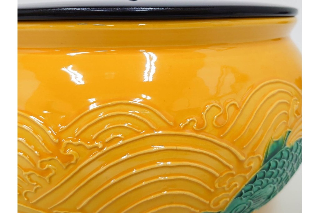 平安大示(手塚大示)　京焼　黄交趾荒磯の意匠が印象的な水指　共箱付き　(R-085320)