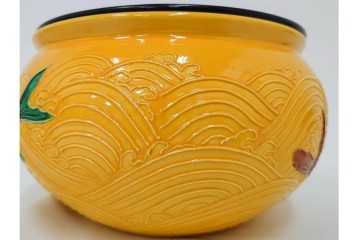 平安大示(手塚大示)　京焼　黄交趾荒磯の意匠が印象的な水指　共箱付き　(R-085320)