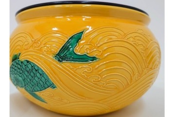 平安大示(手塚大示)　京焼　黄交趾荒磯の意匠が印象的な水指　共箱付き　(R-085320)