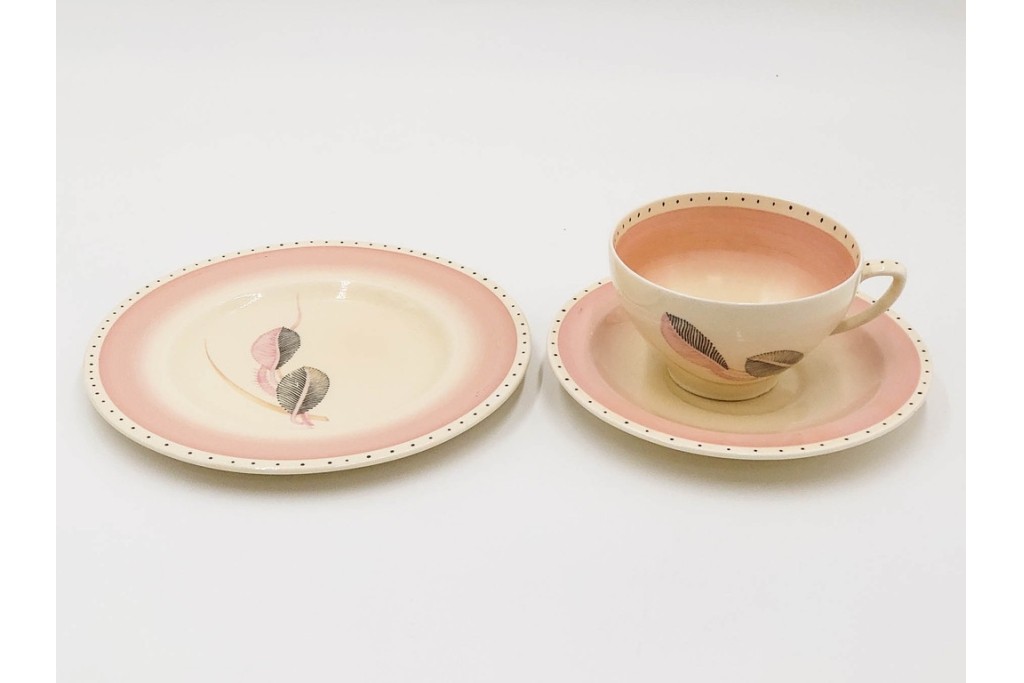 イギリスヴィンテージ　Susie Cooper(スージークーパー)　ツーリーフ　カップ&ソーサー・トリオ・プレート・トレイ　淡いピンクが可愛らしい洋食器セット　　(R-085322)