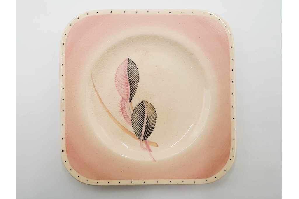 イギリスヴィンテージ　Susie Cooper(スージークーパー)　ツーリーフ　カップ&ソーサー・トリオ・プレート・トレイ　淡いピンクが可愛らしい洋食器セット　　(R-085322)