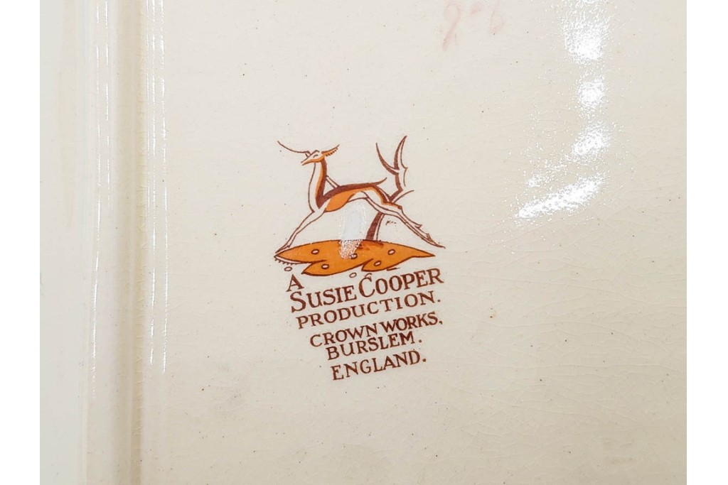 イギリスヴィンテージ　Susie Cooper(スージークーパー)　ツーリーフ　カップ&ソーサー・トリオ・プレート・トレイ　淡いピンクが可愛らしい洋食器セット　　(R-085322)