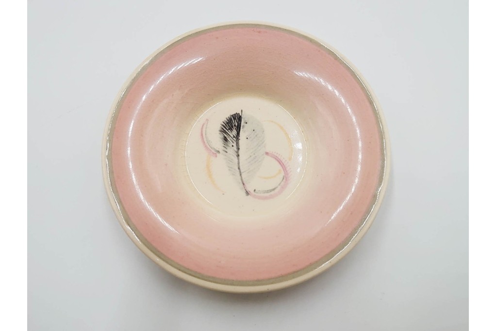 イギリスヴィンテージ　Susie Cooper(スージークーパー)　ツーリーフ　カップ&ソーサー・トリオ・プレート・トレイ　淡いピンクが可愛らしい洋食器セット　　(R-085322)