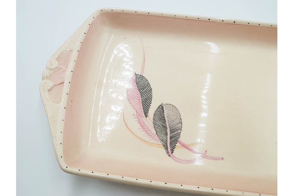 イギリスヴィンテージ　Susie Cooper(スージークーパー)　ツーリーフ　カップ&ソーサー・トリオ・プレート・トレイ　淡いピンクが可愛らしい洋食器セット　　(R-085322)