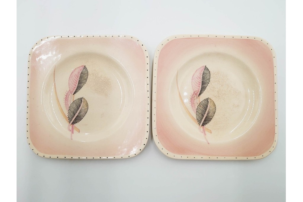 イギリスヴィンテージ　Susie Cooper(スージークーパー)　ツーリーフ　カップ&ソーサー・トリオ・プレート・トレイ　淡いピンクが可愛らしい洋食器セット　　(R-085322)