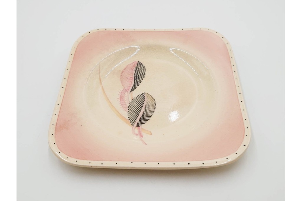 イギリスヴィンテージ　Susie Cooper(スージークーパー)　ツーリーフ　カップ&ソーサー・トリオ・プレート・トレイ　淡いピンクが可愛らしい洋食器セット　　(R-085322)