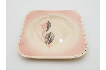 イギリスヴィンテージ　Susie Cooper(スージークーパー)　ツーリーフ　カップ&ソーサー・トリオ・プレート・トレイ　淡いピンクが可愛らしい洋食器セット　　(R-085322)