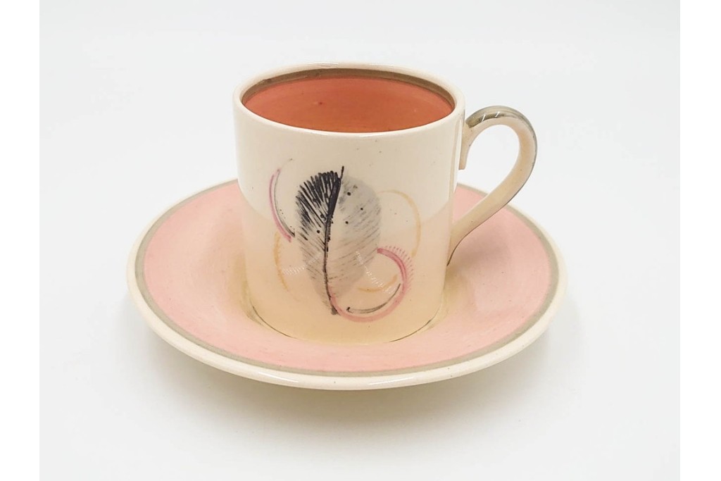 イギリスヴィンテージ　Susie Cooper(スージークーパー)　ツーリーフ　カップ&ソーサー・トリオ・プレート・トレイ　淡いピンクが可愛らしい洋食器セット　　(R-085322)