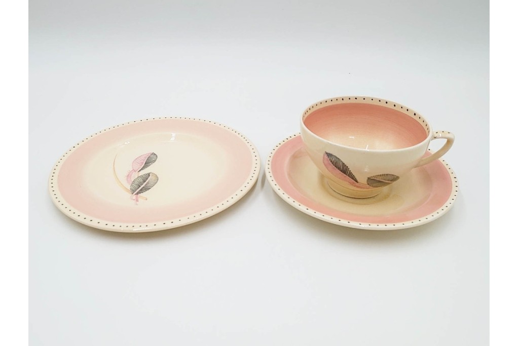 イギリスヴィンテージ　Susie Cooper(スージークーパー)　ツーリーフ　カップ&ソーサー・トリオ・プレート・トレイ　淡いピンクが可愛らしい洋食器セット　　(R-085322)