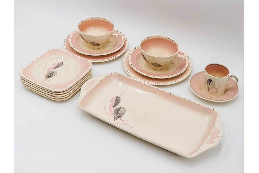 イギリスヴィンテージ　Susie Cooper(スージークーパー)　ツーリーフ　カップ&ソーサー・トリオ・プレート・トレイ　淡いピンクが可愛らしい洋食器セット　　(R-085322)