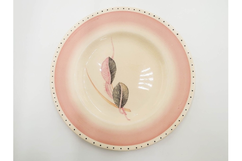 イギリスヴィンテージ　Susie Cooper(スージークーパー)　ツーリーフ　カップ&ソーサー・トリオ・プレート・トレイ　淡いピンクが可愛らしい洋食器セット　　(R-085322)