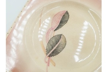 イギリスヴィンテージ　Susie Cooper(スージークーパー)　ツーリーフ　カップ&ソーサー・トリオ・プレート・トレイ　淡いピンクが可愛らしい洋食器セット　　(R-085322)