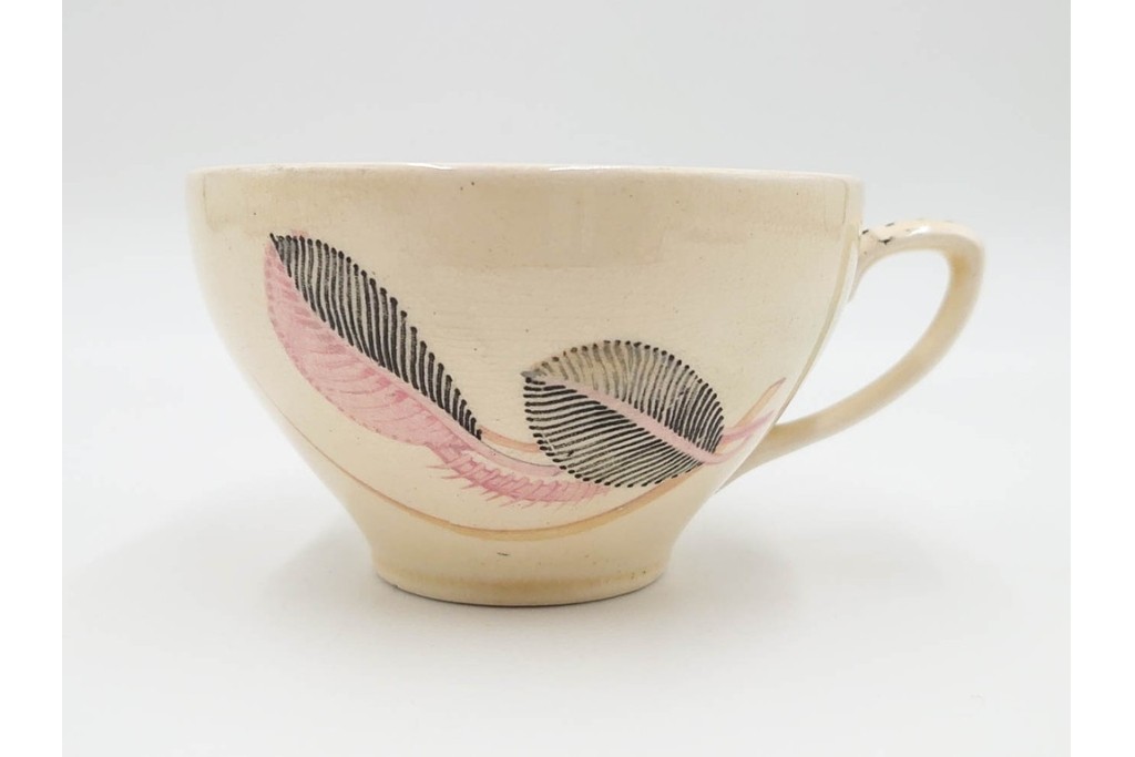 イギリスヴィンテージ　Susie Cooper(スージークーパー)　ツーリーフ　カップ&ソーサー・トリオ・プレート・トレイ　淡いピンクが可愛らしい洋食器セット　　(R-085322)