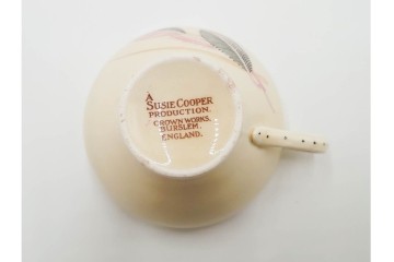 イギリスヴィンテージ　Susie Cooper(スージークーパー)　ツーリーフ　カップ&ソーサー・トリオ・プレート・トレイ　淡いピンクが可愛らしい洋食器セット　　(R-085322)