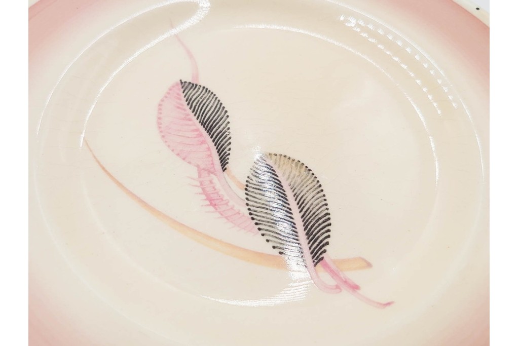 イギリスヴィンテージ　Susie Cooper(スージークーパー)　ツーリーフ　カップ&ソーサー・トリオ・プレート・トレイ　淡いピンクが可愛らしい洋食器セット　　(R-085322)