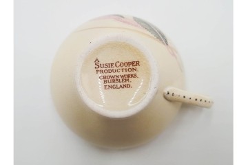 イギリスヴィンテージ　Susie Cooper(スージークーパー)　ツーリーフ　カップ&ソーサー・トリオ・プレート・トレイ　淡いピンクが可愛らしい洋食器セット　　(R-085322)