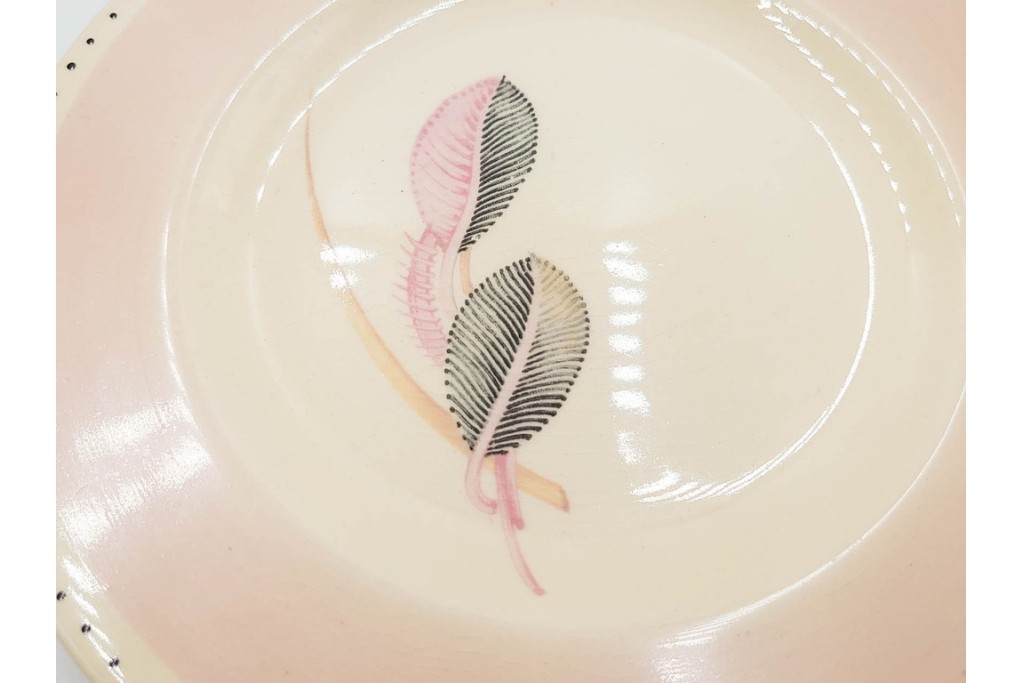 イギリスヴィンテージ　Susie Cooper(スージークーパー)　ツーリーフ　カップ&ソーサー・トリオ・プレート・トレイ　淡いピンクが可愛らしい洋食器セット　　(R-085322)