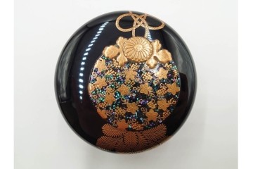 加賀蒔絵　漆芸　内梨地　螺鈿が華やかに輝く薬玉之図の棗　共箱付き　(R-085326)