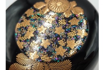 加賀蒔絵　漆芸　内梨地　螺鈿が華やかに輝く薬玉之図の棗　共箱付き　(R-085326)