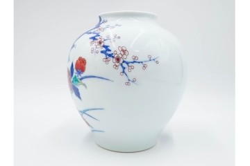 十二代 今泉今右衛門作　色絵　錦梅牡丹図  　高さ約19cm　華やかな絵付けが美しい花瓶　共箱付き　(R-085328)