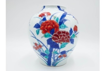 十二代 今泉今右衛門作　色絵　錦梅牡丹図  　高さ約19cm　華やかな絵付けが美しい花瓶　共箱付き　(R-085328)