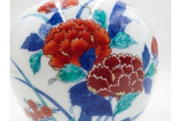 十二代 今泉今右衛門作　色絵　錦梅牡丹図  　高さ約19cm　華やかな絵付けが美しい花瓶　共箱付き　(R-085328)