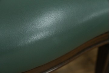 中古　美品　カリモク家具　domani(ドマーニ)　QUEENS LIFE(クイーンズライフ)　本革　上品なクラシカル装飾が映えるダイニングチェア3脚セット　現行定価(3脚合計)約66万円　(R-085331)