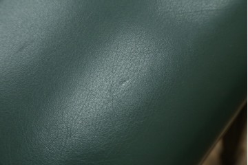 中古　美品　カリモク家具　domani(ドマーニ)　QUEENS LIFE(クイーンズライフ)　本革　上品なクラシカル装飾が映えるダイニングチェア3脚セット　現行定価(3脚合計)約66万円　(R-085331)