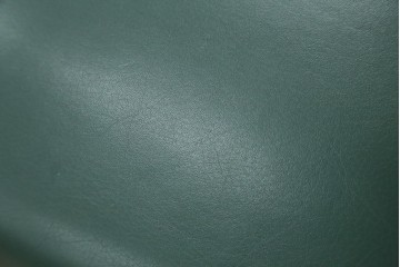 中古　美品　カリモク家具　domani(ドマーニ)　QUEENS LIFE(クイーンズライフ)　本革　上品なクラシカル装飾が映えるダイニングチェア3脚セット　現行定価(3脚合計)約66万円　(R-085331)