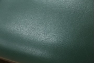 中古　美品　カリモク家具　domani(ドマーニ)　QUEENS LIFE(クイーンズライフ)　本革　上品なクラシカル装飾が映えるダイニングチェア3脚セット　現行定価(3脚合計)約66万円　(R-085331)