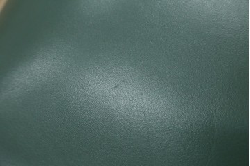 中古　美品　カリモク家具　domani(ドマーニ)　QUEENS LIFE(クイーンズライフ)　本革　上品なクラシカル装飾が映えるダイニングチェア3脚セット　現行定価(3脚合計)約66万円　(R-085331)