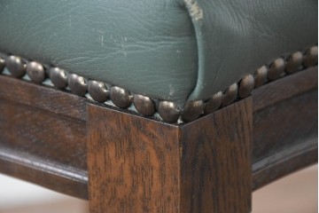 中古　美品　カリモク家具　domani(ドマーニ)　QUEENS LIFE(クイーンズライフ)　本革　上品なクラシカル装飾が映えるダイニングチェア3脚　セット現行定価約66万円相当　(R-085331)