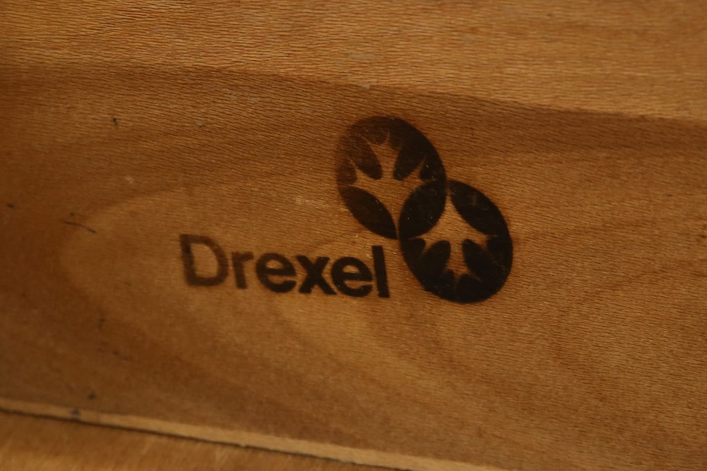 アメリカヴィンテージ　希少デザイン　DREXEL HERITAGE(ドレクセルヘリテイジ)　Accolade(アコレード)コレクション　天板拡張式　頑丈で質の高い作りのキャビネット　(R-085332)