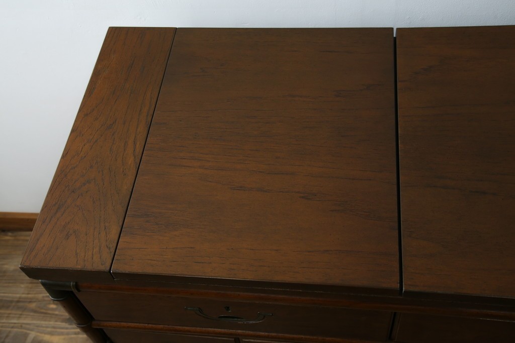 アメリカヴィンテージ　希少デザイン　DREXEL HERITAGE(ドレクセルヘリテイジ)　Accolade(アコレード)コレクション　天板拡張式　頑丈で質の高い作りのキャビネット　(R-085332)