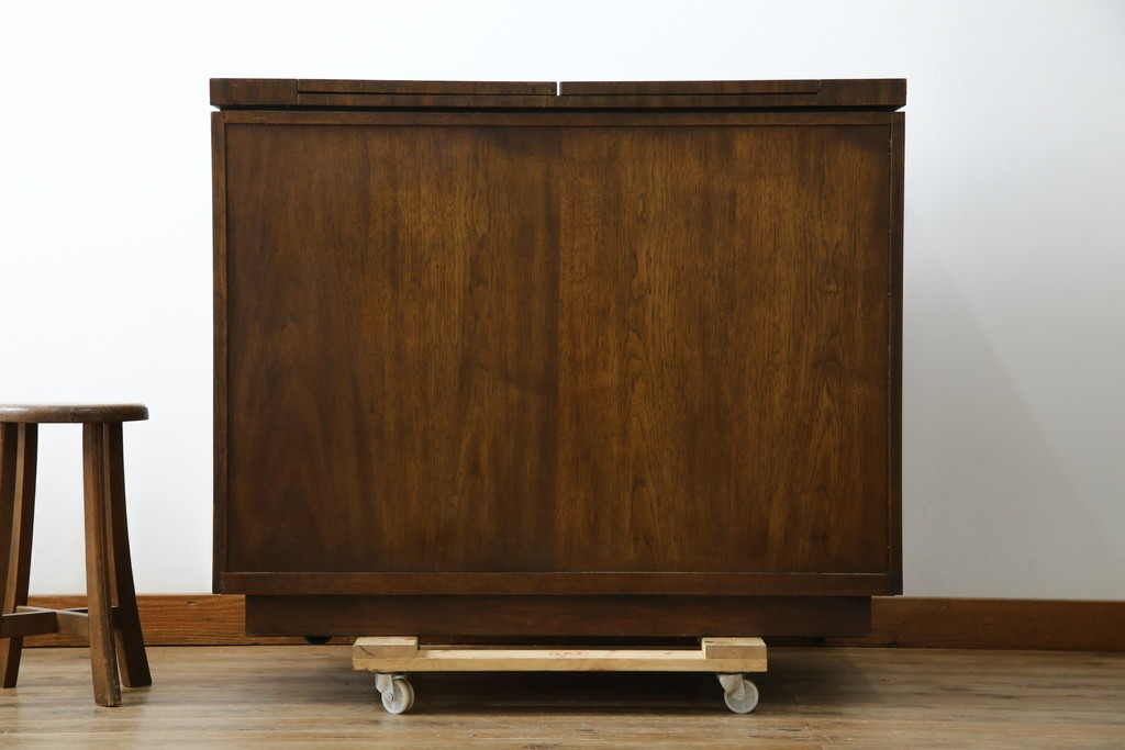 アメリカヴィンテージ　希少デザイン　DREXEL HERITAGE(ドレクセルヘリテイジ)　Accolade(アコレード)コレクション　天板拡張式　頑丈で質の高い作りのキャビネット　(R-085332)