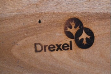 アメリカヴィンテージ　希少デザイン　DREXEL HERITAGE(ドレクセルヘリテイジ)　Accolade(アコレード)コレクション　天板拡張式　頑丈で質の高い作りのキャビネット　(R-085332)