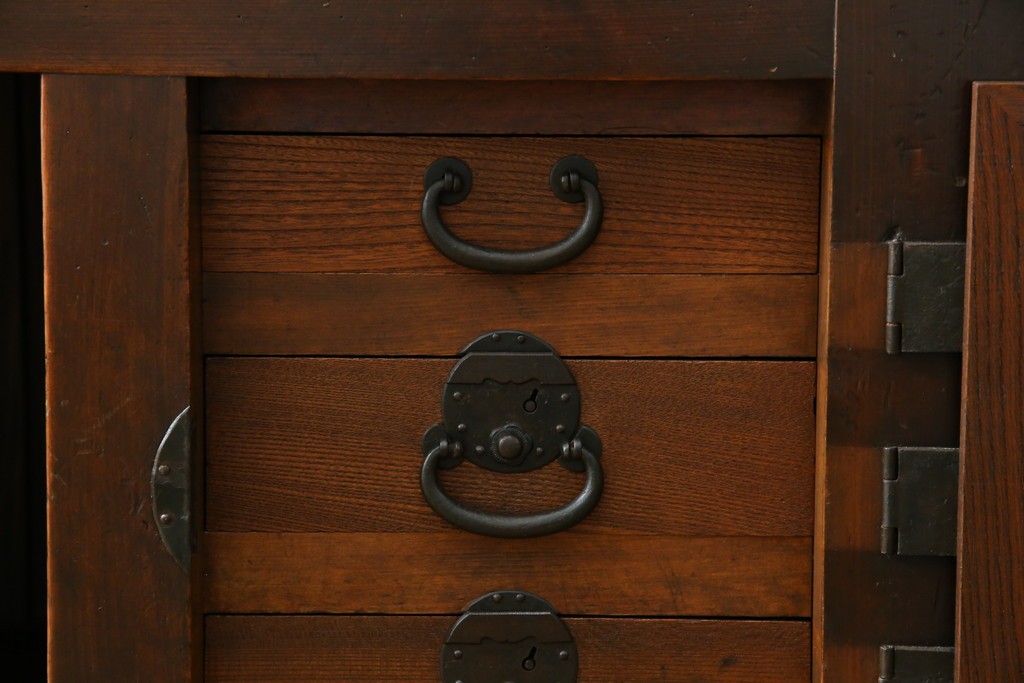 和製アンティーク　天板欅(ケヤキ)材　一枚板の風合い豊かな時代箪笥ローボード　(R-085333)