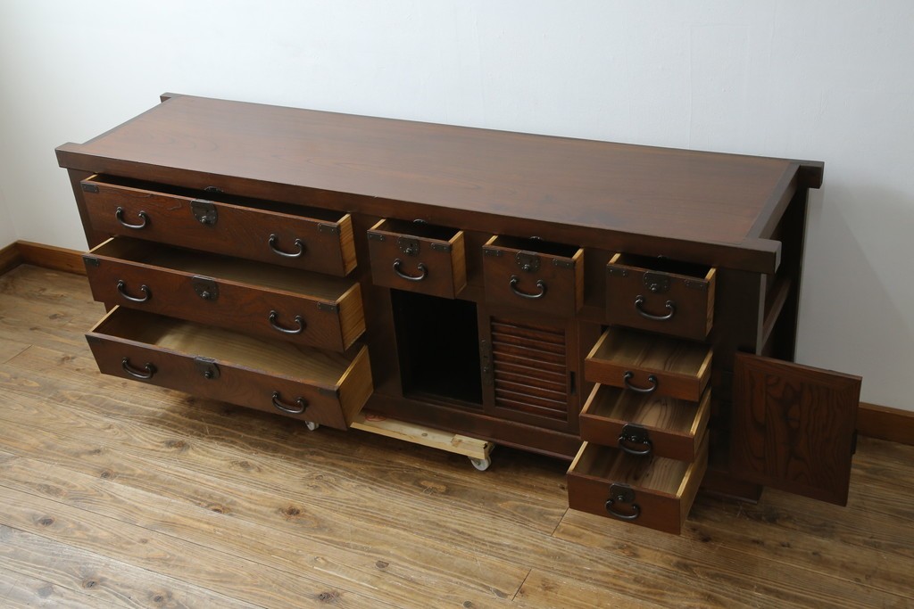 和製アンティーク　天板欅(ケヤキ)材　一枚板の風合い豊かな時代箪笥ローボード　(R-085333)