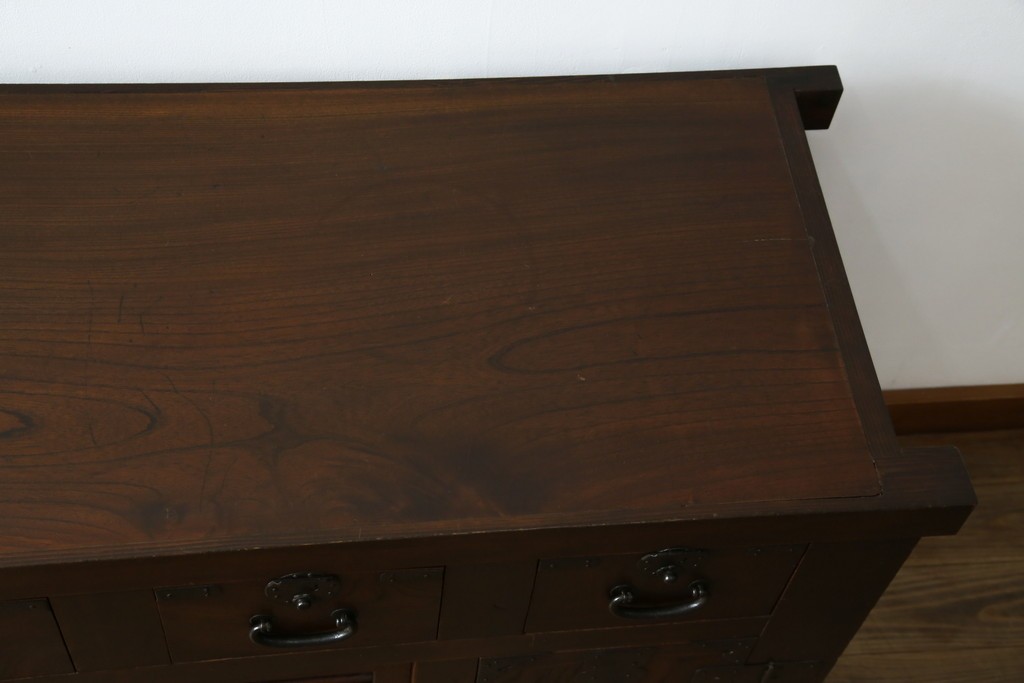 和製アンティーク　天板欅(ケヤキ)材　一枚板の風合い豊かな時代箪笥ローボード　(R-085333)