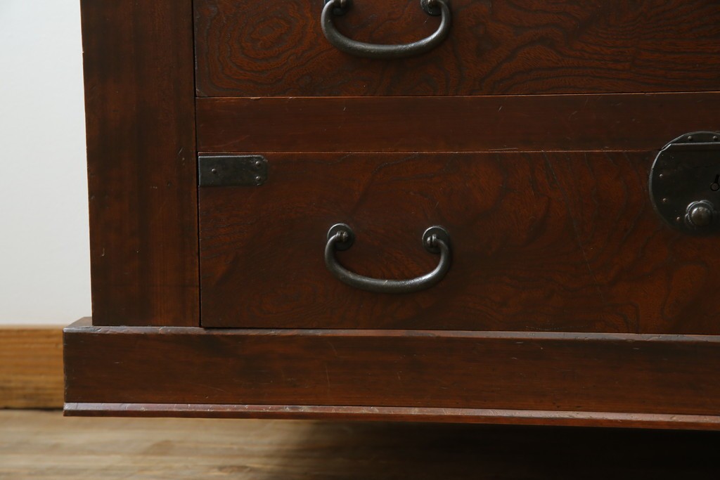 和製アンティーク　天板欅(ケヤキ)材　一枚板の風合い豊かな時代箪笥ローボード　(R-085333)